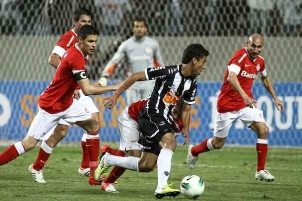 Perseguido por jogadores do Internacional, no Brasileiro de 2012