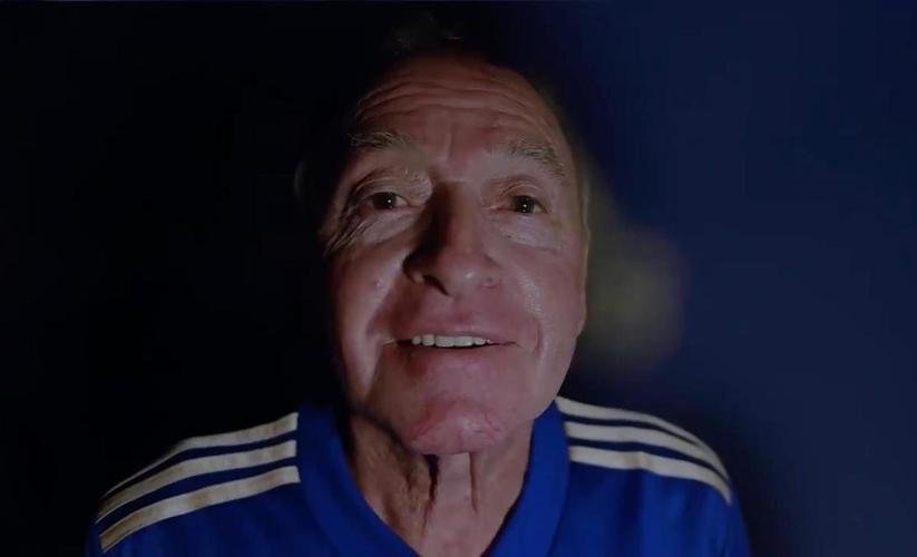 Cruzeiro apresenta camisa para o ano do centenário. Ídolo do clube, ex-ponta Natal participou do lançamento