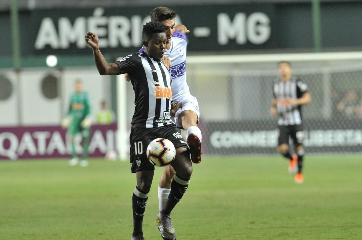 Lances do primeiro tempo do duelo entre Atltico e Defensor, pela terceira fase da Copa Libertadores