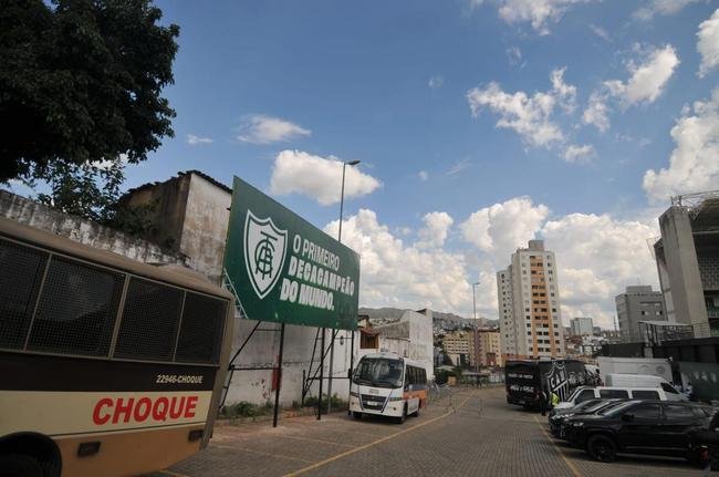 Placa instalada pelo América em frente à janela de vizinha do Independência traz a frase 'o primeiro decacampeão do mundo'