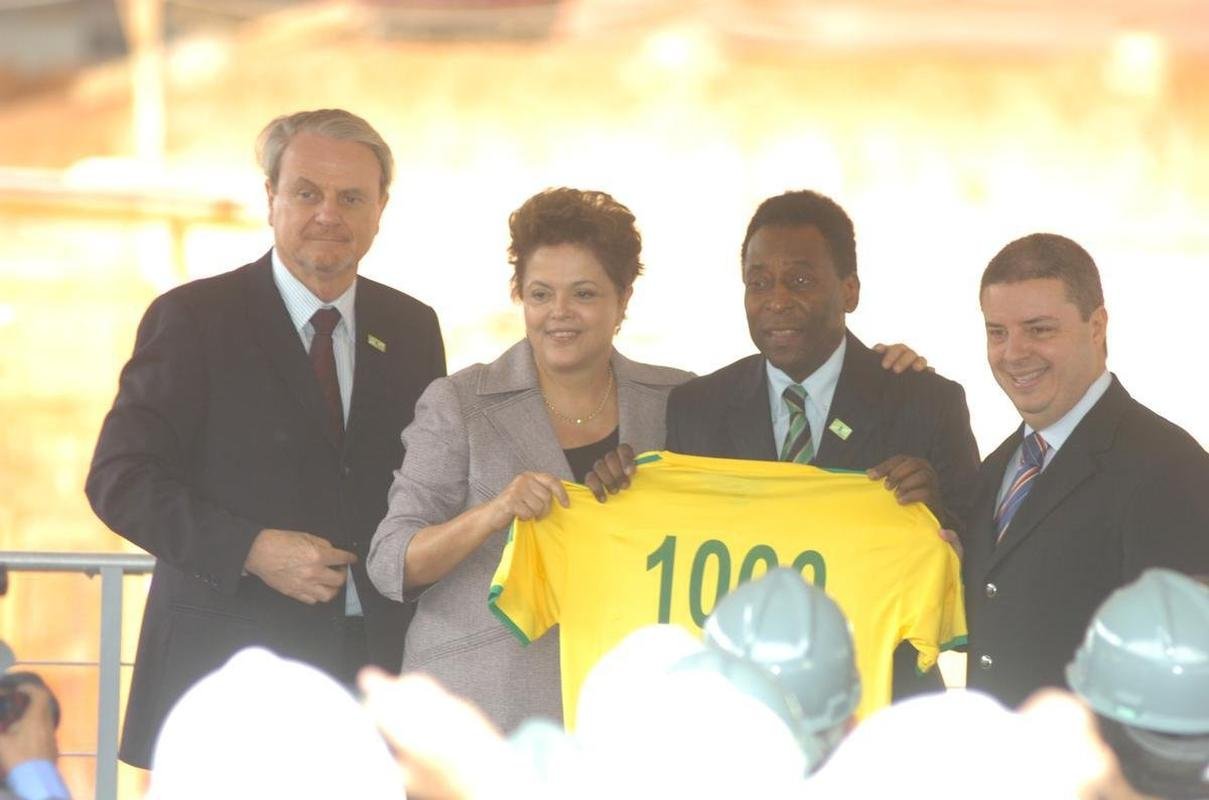 Em 2011, Pel visitou as obras de modernizao do Mineiro para a Copa do Brasil de 2014. Evento contou com a presena da presidente da Repblica Dilma Rousseff, do governador de Minas Antonio Anastasia e do prefeito de Belo Horizonte Mrcio Lacerda