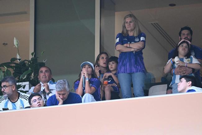 Famlia de Messi na final da Copa do Mundo, no Estdio Lusail: esposa Antonela Roccuzzo, filhos Thiago, Mateo e Ciro; me Celia Maria Cuccittini e pai, Jorge Messi