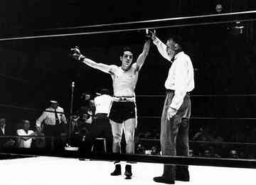 Jofre foi campeão dos pesos-galo entre 1960 e 1965 e eleito o melhor de todos os tempos em sua categoria pelo Conselho Mundial de Boxe