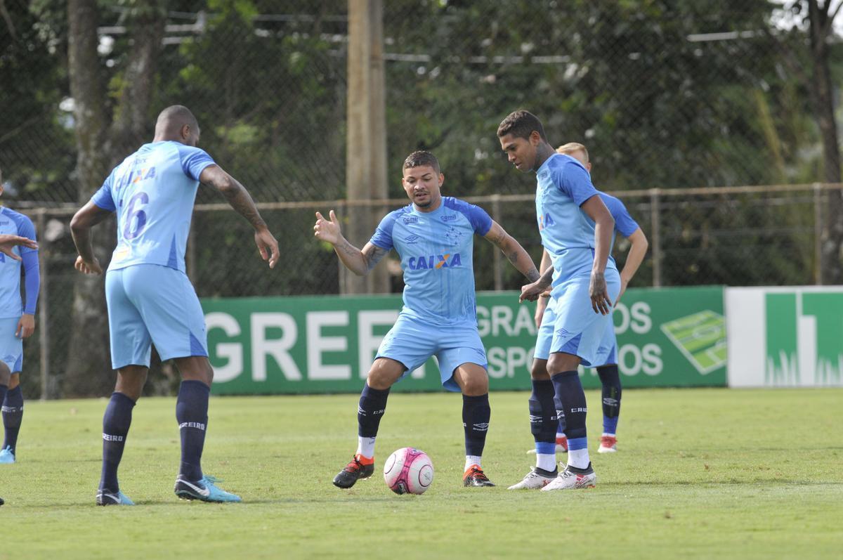 Mano Menezes montou Cruzeiro que deve encarar o Villa Nova no sbado e promoveu trs mudanas em relao ao ltimo jogo: Murilo entrou na vaga de Leo, Egdio no lugar de Marcelo Hermes e Robinho deu lugar a Ariel Cabral