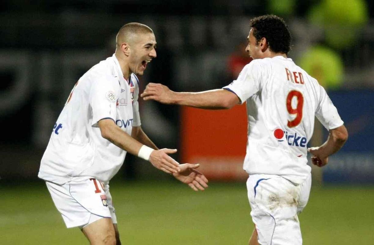 Fred comemora gol marcado com o ex-companheiro Benzema, agora no Real Madrid