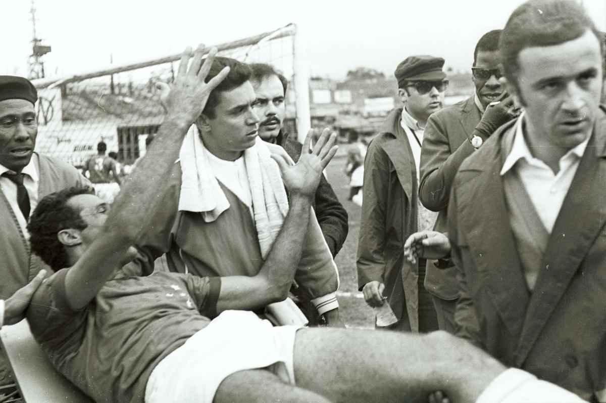 13/10/1968 - Lance da partida entre Cruzeiro e Santos, pelo Roberto, no estdio Morumbi, em So Paulo. Procpio sofre uma leso no joelho aps uma dividia de bola com Pel.