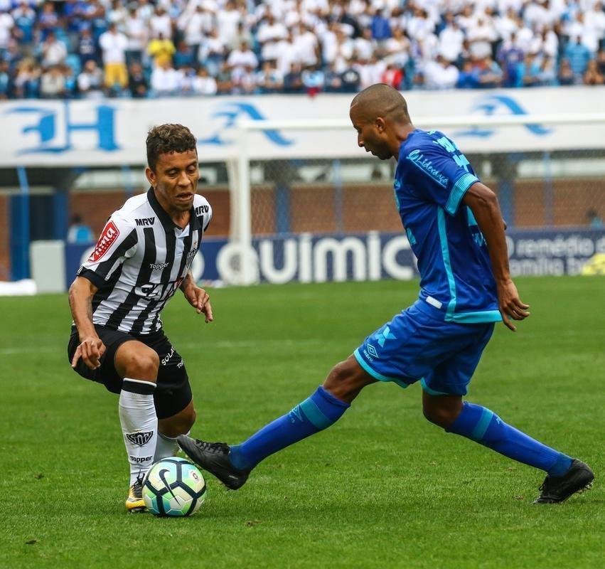 Imagens do empate entre Ava e Atltico, na Ressacada