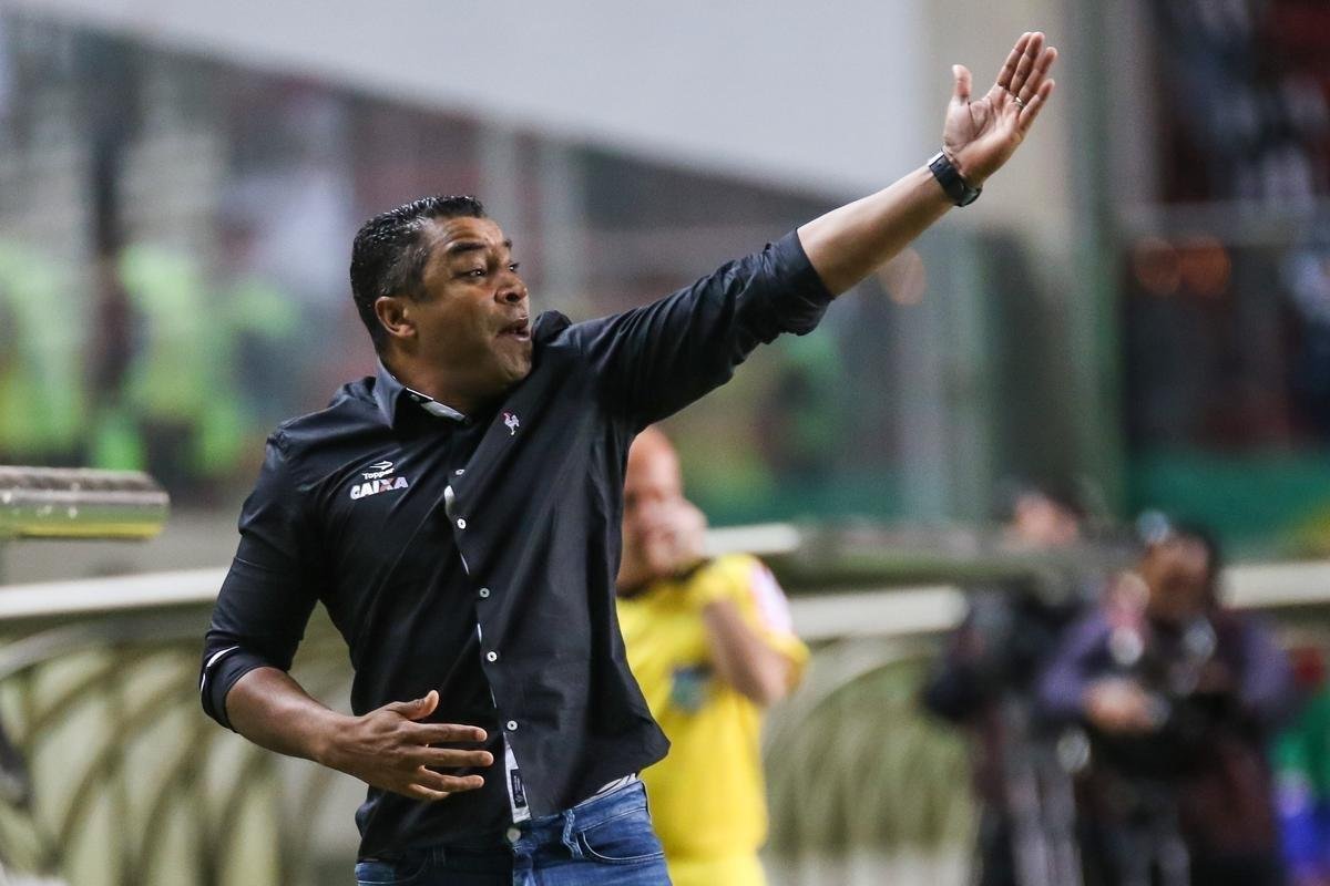JULHO: Rger Machado foi demitido no dia 20, aps derrota para o Bahia por 2 a 0, pelo Campeonato Brasileiro. A srie de resultados ruins em casa culminou na sada do treinador aps 43 jogos. Foram 23 vitrias, nove empates e 11 derrotas. O tcnico deixou o clube aps conquistar o Campeonato Mineiro - o primeiro ttulo da curta carreira - e classificar o Atltico s oitavas de final da Copa Libertadores com a melhor campanha da fase de grupos. O desempenho no Campeonato Brasileiro, entretanto, pesou.