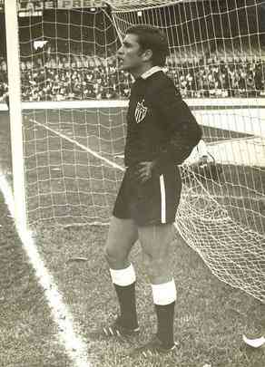 O uruguaio Ladislao Mazurkiewicz foi um goleiro que atuou no Galo entre os anos de 1972 e 1974. Com a camisa alvinegra, fez 89 jogos e levou 67 gols. Aps a Copa do Mundo de 1974, transferiu-se para o Granada, da Espanha, passou por Cobreloa e Amrica de Cali antes de retornar ao Pearol em 1981, clube no qual encerrou a carreira. No dia 2 de janeiro de 2013, o ex-goleiro faleceu na capital uruguaia. 