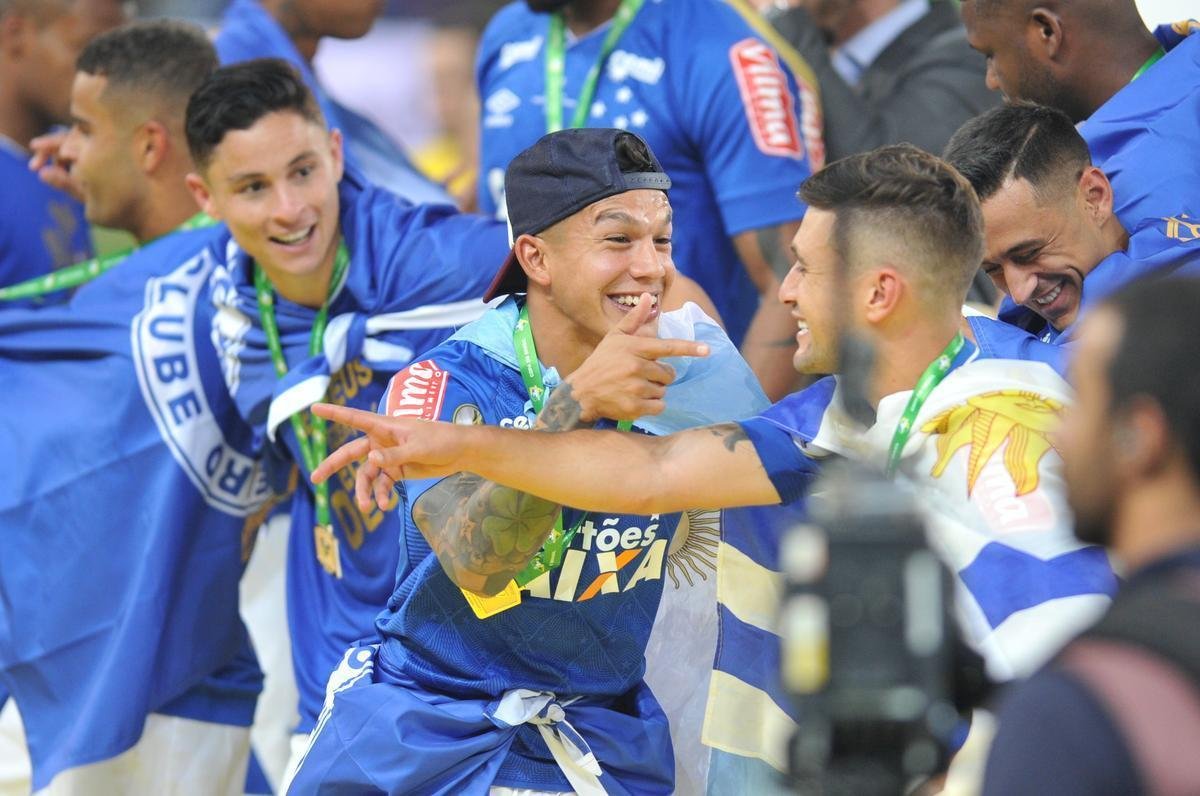 Depois da vitria por 5 a 3 nos pnaltis, que teve Fbio como heri, jogadores e comisso tcnica comemoraram muito no gramado do Mineiro. Capito Henrique ergueu a taa do penta no Gigante