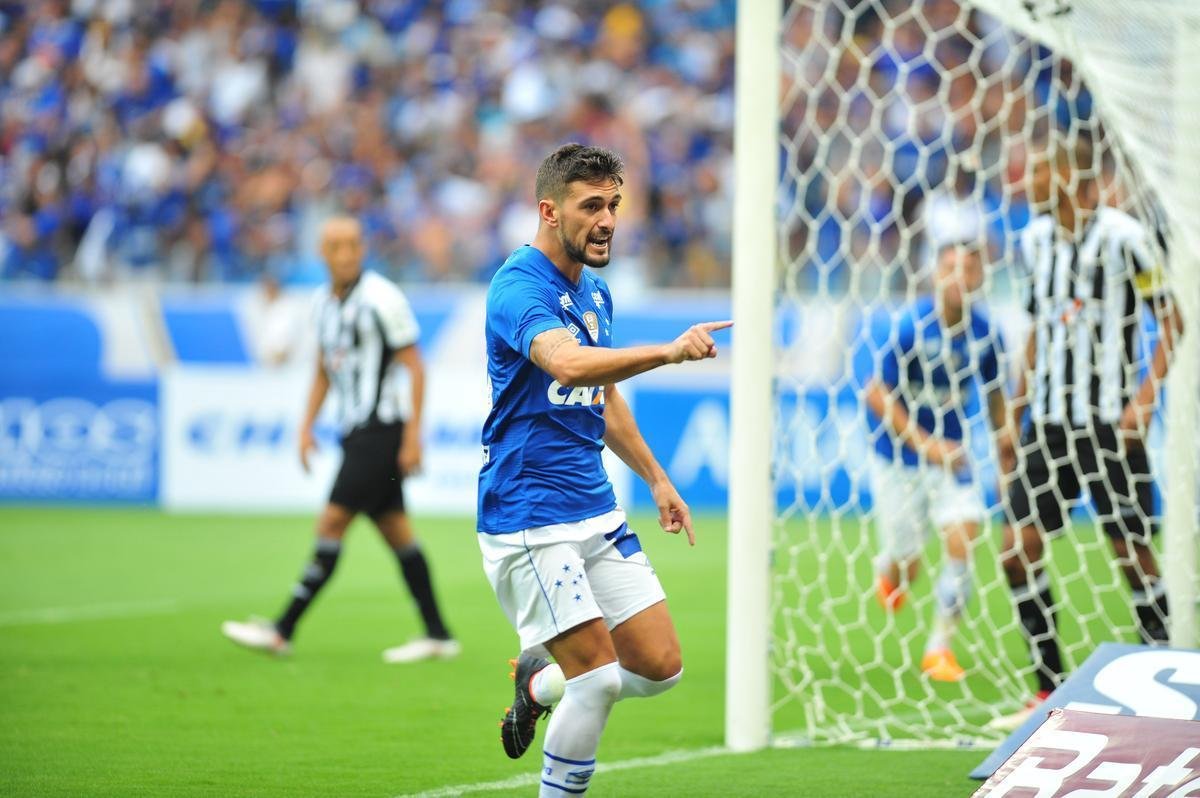 Cruzeiro pressionou o Atltico nos minutos iniciais e abriu o placar aos 3, com gol de cabea de Arrascaeta