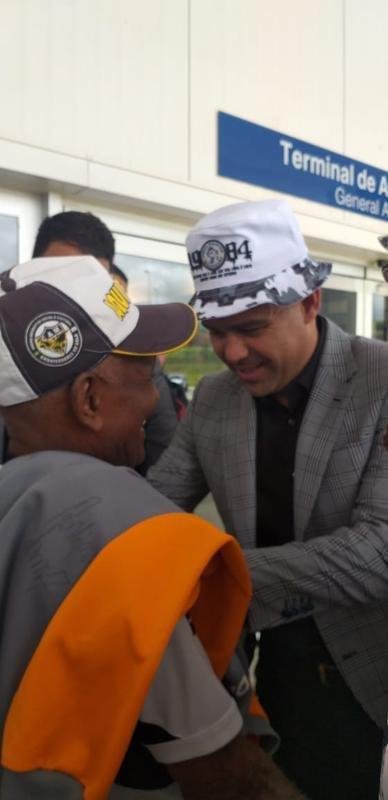 Aps atender a imprensa, Dudamel foi at os torcedores do Atltico, que foram impedidos pela PM de entrar no aeroporto