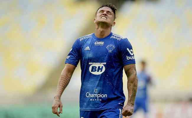 Atacante Edu, do Cruzeiro, pediu desculpas à torcida pela derrota diante do Vasco, no Maracanã
