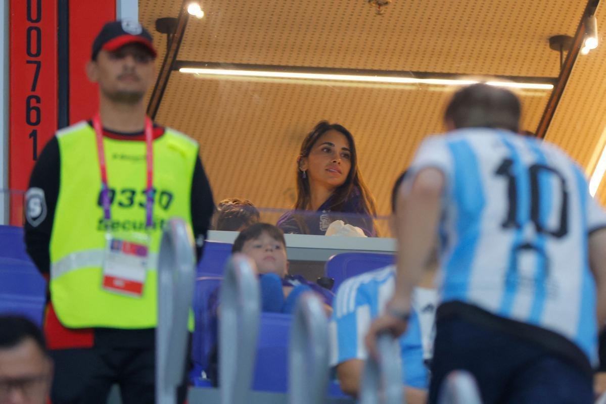 Familiares de Messi em camarote do Estdio 974, de Doha, durante jogo entre Argentina e Polnia pelo Grupo C da Copa do Mundo. Nas fotos aparecem o pai Jorge Messi, a esposa Antonela Roccuzzo e os filhos Ciro, Thiago e Matteo