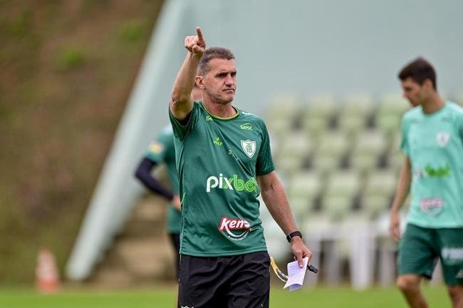 Amrica treina nesta segunda-feira (31/10), no CT Lanna Drumond, focado na partida contra o Internacional