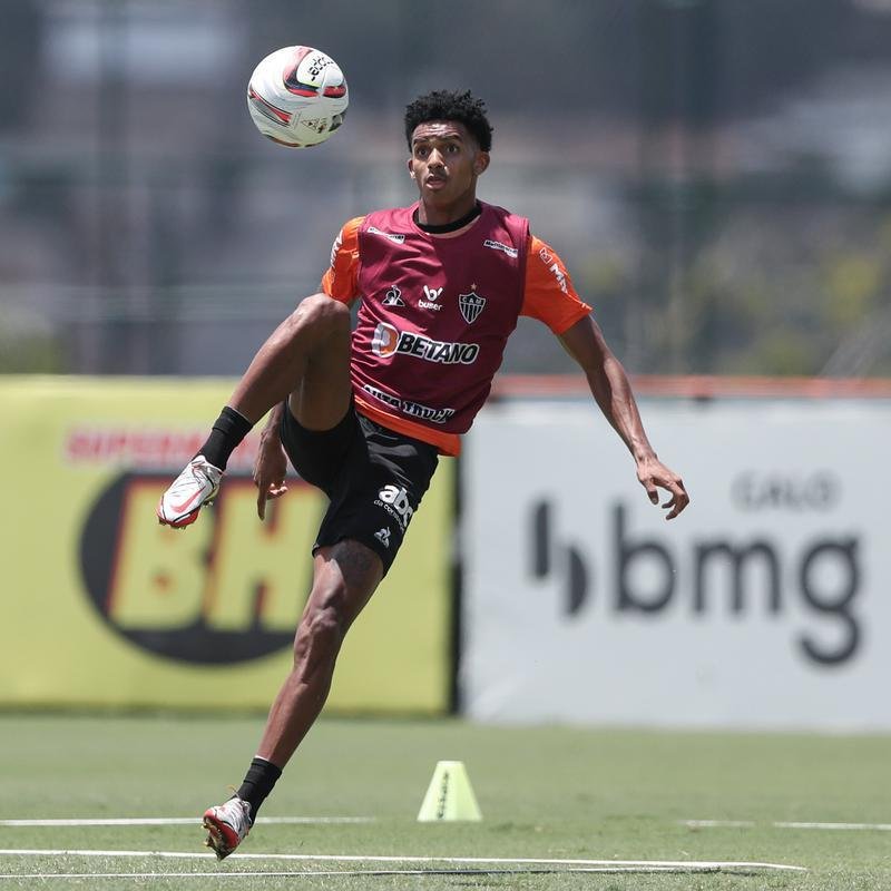 Com seriedade, mas tambm descontrao, o Atltico treinou sob sol forte na manh desta sexta-feira (21), na Cidade do Galo, em Vespasiano. Este foi o quinto dia de pr-temporada para o clube mineiro em 2022, sob o comando do tcnico argentino Antonio 'El Turco' Mohamed. Novas baixas, o volante Allan e o atacante Keno testaram positivo para COVID-19 e no participaram das atividades (ambos cumprem perodo de sete dias de isolamento social).