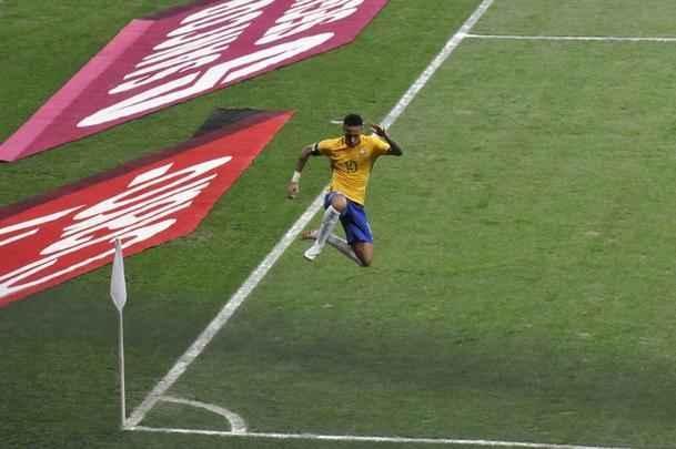 Neymar marca o segundo gol do Brasil e faz a festa da torcida