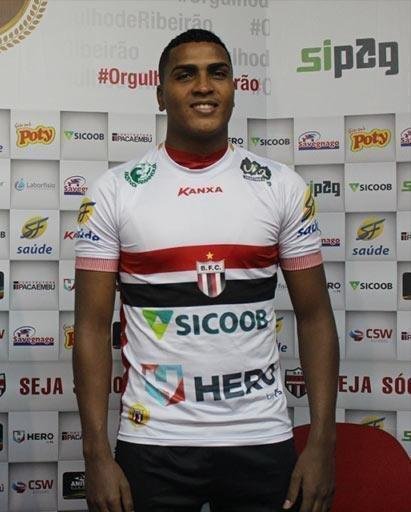 Elder Santana (atacante) - situao indefinida