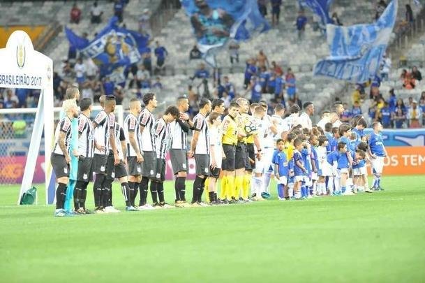 Imagens da torcida e da partida entre Cruzeiro e Santos, no Mineiro