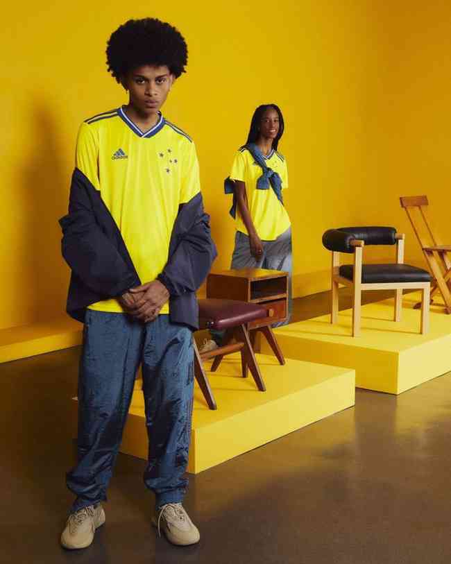 Imagens da nova camisa 3 do Cruzeiro. Novo uniforme, que tem estrelas soltas e é predominantemente amarelo, em referência ao ano de Copa do Mundo
