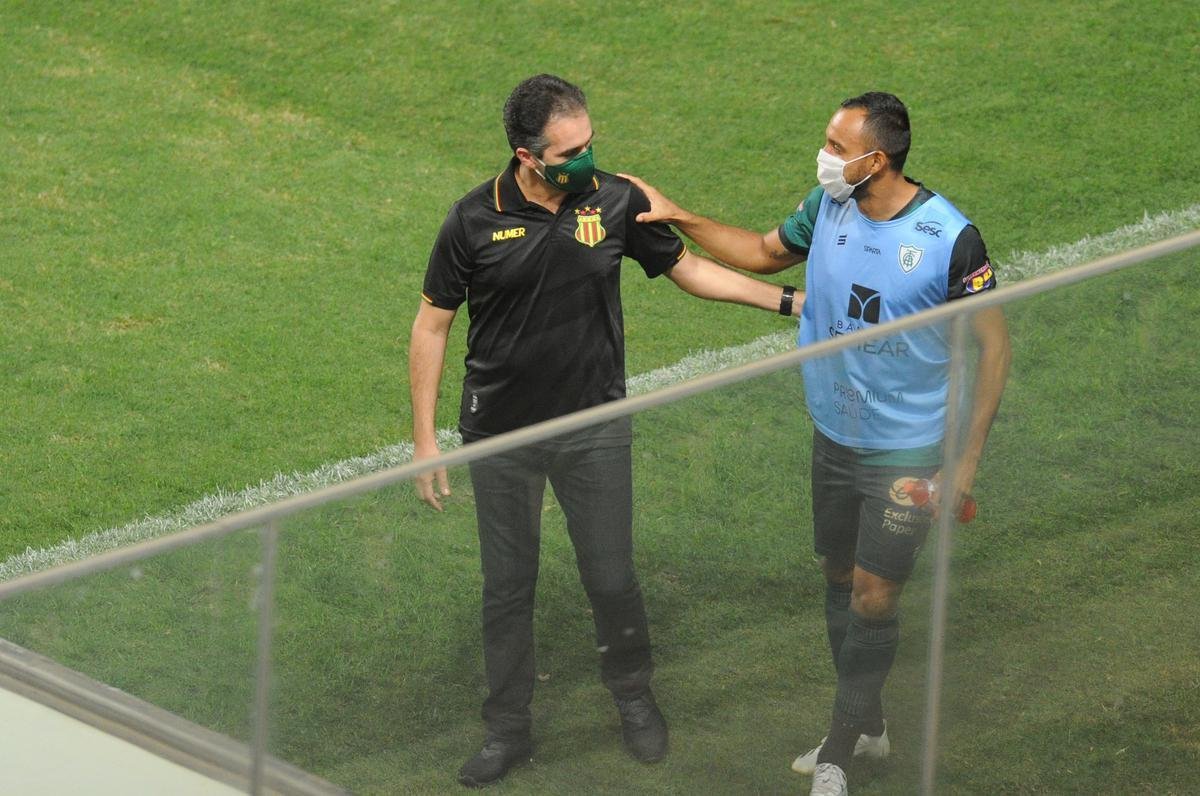 Fotos do jogo entre Amrica e Sampaio Corra, no Independncia, em Belo Horizonte, pela 27 rodada da Srie B do Campeonato Brasileiro