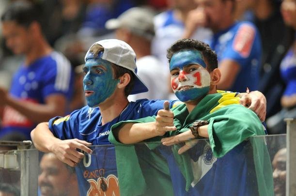 Torcida cruzeirense na partida contra o Atltico-PR, no Mineiro, pelas oitavas de final da Copa do Brasil