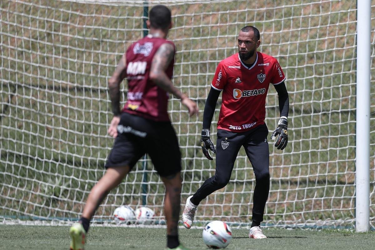 Com seriedade, mas tambm descontrao, o Atltico treinou sob sol forte na manh desta sexta-feira (21), na Cidade do Galo, em Vespasiano. Este foi o quinto dia de pr-temporada para o clube mineiro em 2022, sob o comando do tcnico argentino Antonio 'El Turco' Mohamed. Novas baixas, o volante Allan e o atacante Keno testaram positivo para COVID-19 e no participaram das atividades (ambos cumprem perodo de sete dias de isolamento social).