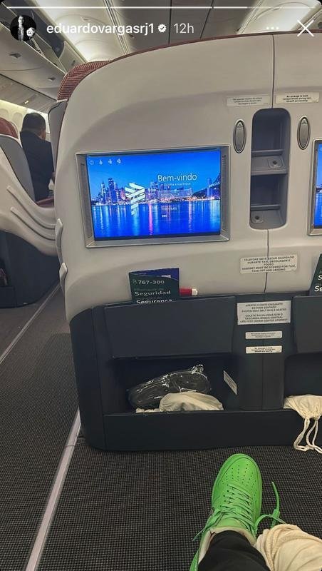 Vargas no mostrou o destino, mas divulgou uma foto dentro de um avio.