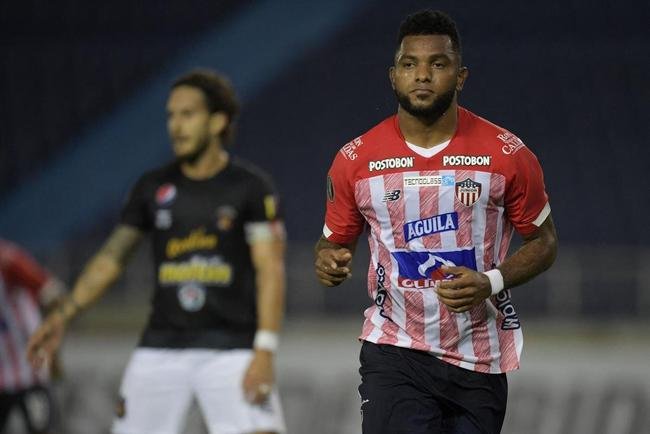 New Balance, dos Estados Unidos,  a fornecedora do Junior Barranquila, da Colmbia