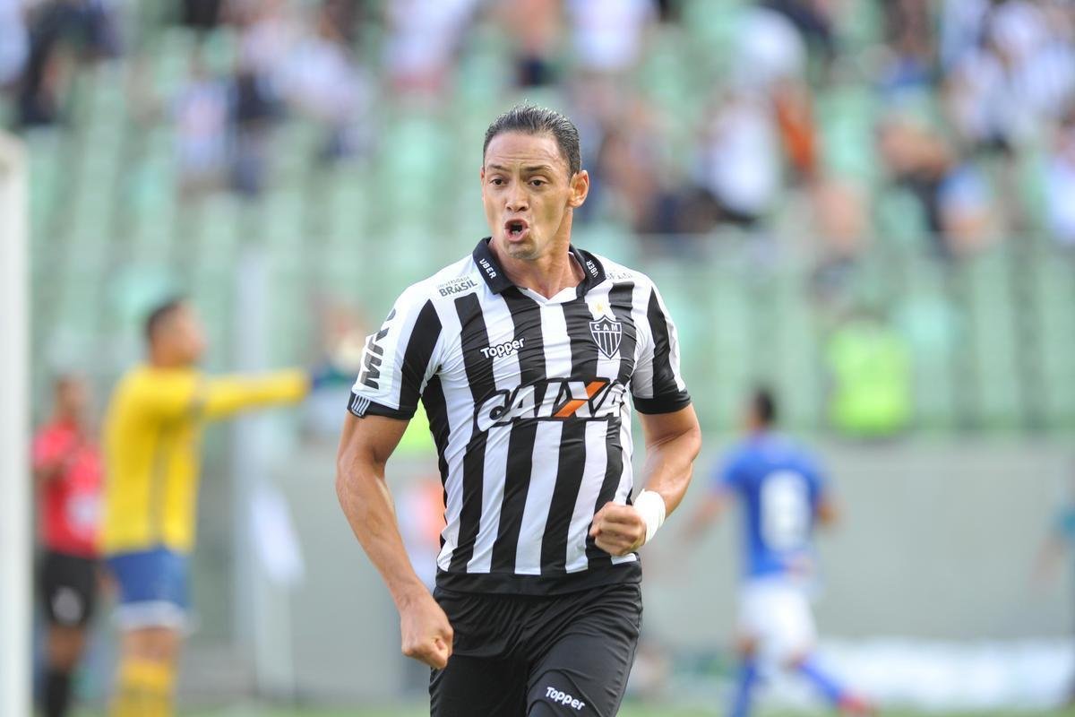 O Cruzeiro, arquirrival do Atltico,  uma das principais vtimas de Ricardo Oliveira. Foram sete gols marcados pelo centroavante em partidas diante do time celeste: um pela Portuguesa, um pelo So Paulo, trs pelo Santos e dois pelo prprio Atltico.