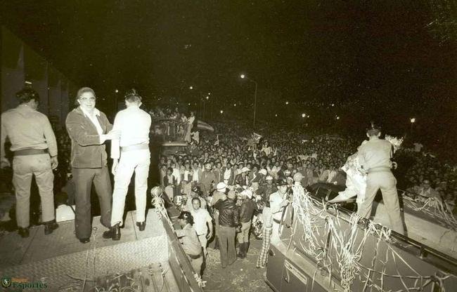 Jogadores do Cruzeiro desembarcam na Pampulha e, em seguida, saem em carro aberto por BH