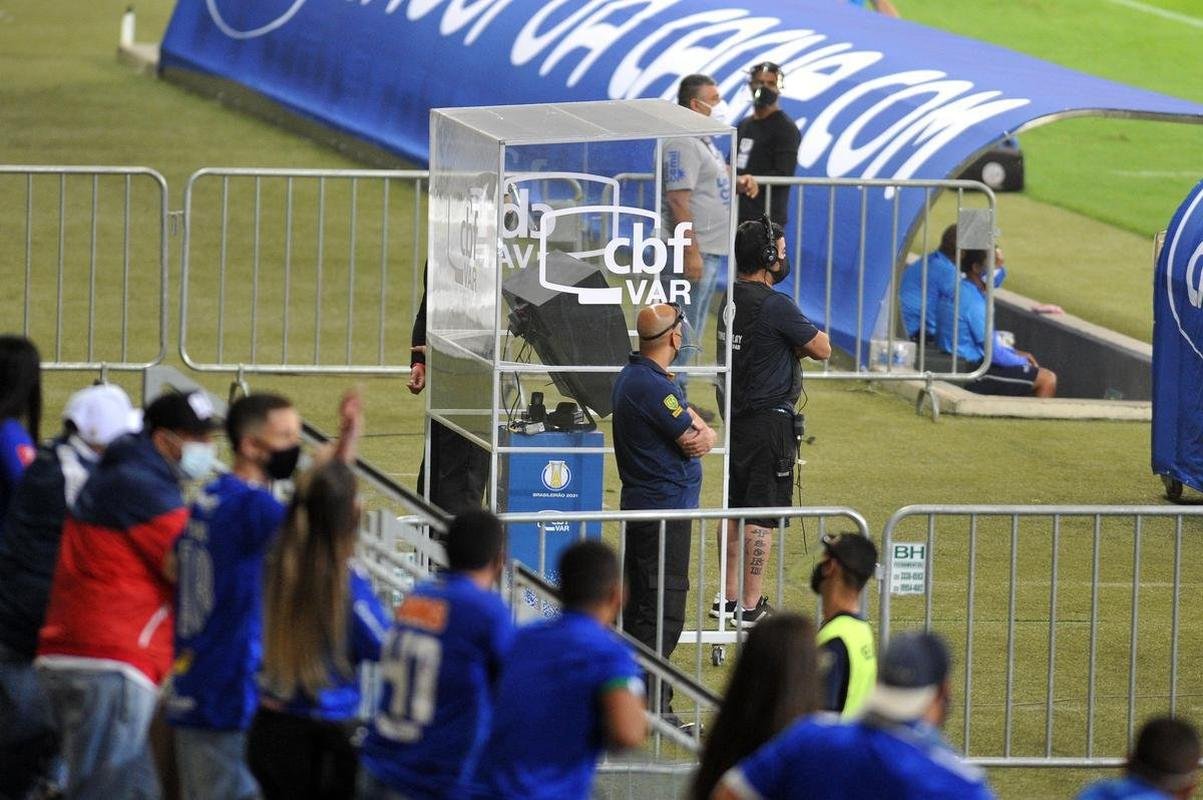 Fotos do jogo entre Cruzeiro e Confiana pela Srie B. Jogo  em Belo Horizonte marcou a volta da torcida cruzeirense ao Mineiro aps meses de ausncia devido  pandemia da COVID-19