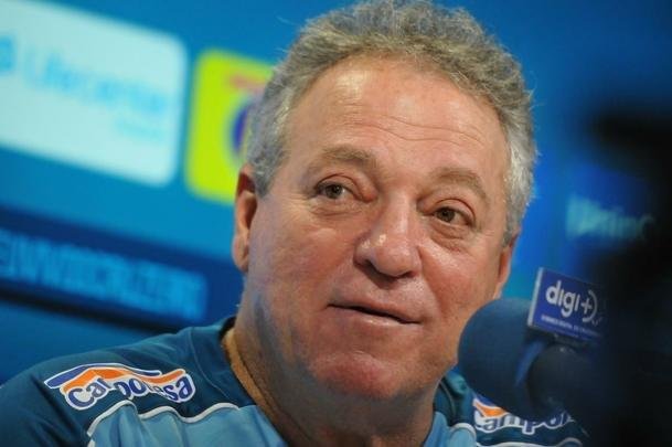 Em sua apresentao, Abel Braga diz que quebrou regra particular para ajudar Cruzeiro a escapar do rebaixamento e prometeu time ofensivo para recuperar respeito ao clube.