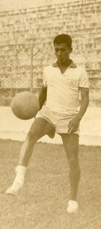 14/11/1964 - O jogador de futebol do Amrica, Jair Bala