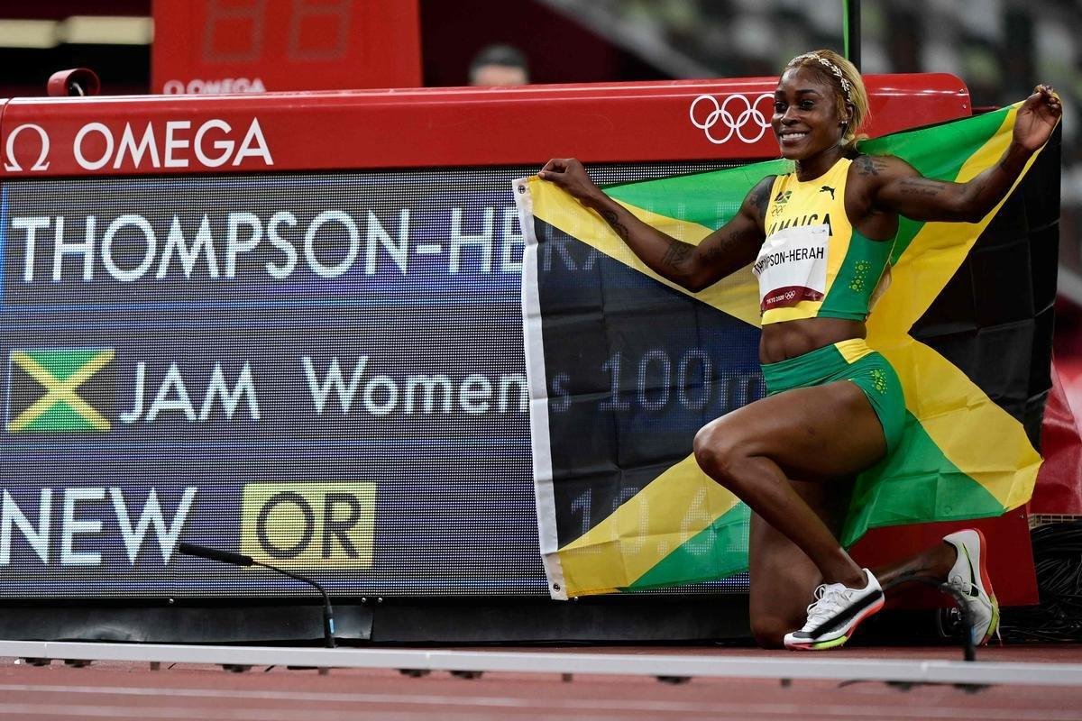 Fotos espetaculares da vitria da jamaicana Elaine Thompson-Herah nos 100m rasos dos Jogos Olmpicos de Tquio com o tempo de 10s61. A velocista quebrou o recorde olmpico e comandou o pdio jamaicano ao lado de Ann Fraser-Pryce, prata, e Shericka Jackson, bronze.