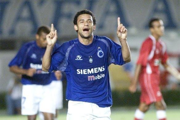 Camisa de 2004 tinha o escudo da CBF, em aluso aos ttulos da Copa do Brasil e do Brasileiro do ano anterior