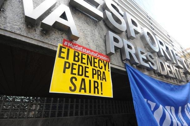 Imagens do protesto da torcida do Cruzeiro em frente ao clube social do Barro Preto