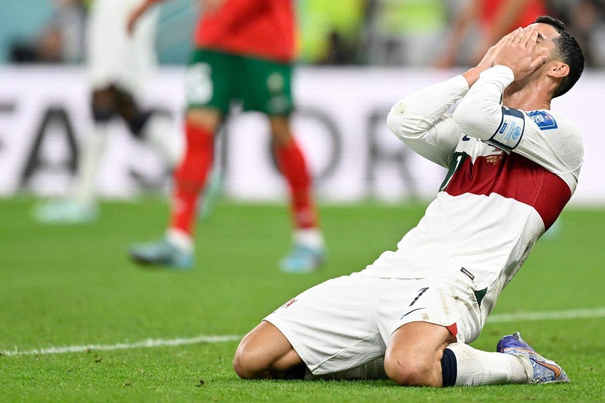 Cristiano Ronaldo chorou muito ao deixar o gramado aps a eliminao de Portugal diante de Marrocos