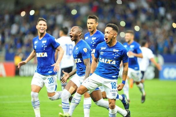 Sass marcou de pnalti e deu a tradicional sarrada no ar: Cruzeiro 3 a 0