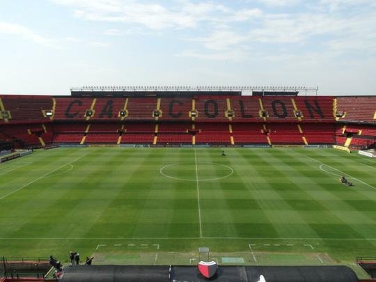 Construído em 1946, o Cemitério de Elefantes foi onde o Colón venceu o Santos de Pelé, a Seleção Argentina, o Peñarol, então campeão mundial, e os poderosos River Plate e Boca Juniors