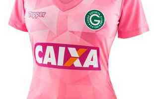 A camisa Outubro Rosa do Gois Esporte Clube apresenta grafismo inspirado nas esmeraldas, que podem ser visualizadas por meio dos efeitos geomtricos em tons de degrad de rosa.