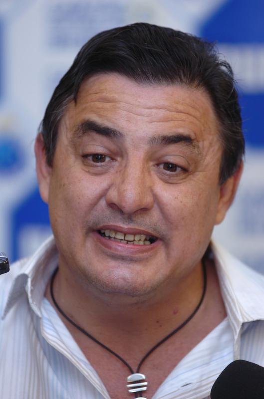 Zez Perrella (1995-2002) - presidente do Cruzeiro por trs mandatos seguidos, ganhou ttulos importantes, como Libertadores de 1997 e Copa do Brasil de 2000, mas tambm a fama de 'mercantilista', por sempre negociar os principais jogadores do clube. De trajetria controversa, ficou marcado por criar uma dinastia, elegendo seu irmo Alvimar de Oliveira Costa aps a sada do cargo e retornando ao clube em 2009, quando fez gesto questionvel at 2011. Ainda  lembrado por ter utilizado o clube como trampolim poltico - Zez foi deputado federal (1999 a 2003); deputado estadual (2007 a 2011) e senador (2011 a 2019). 