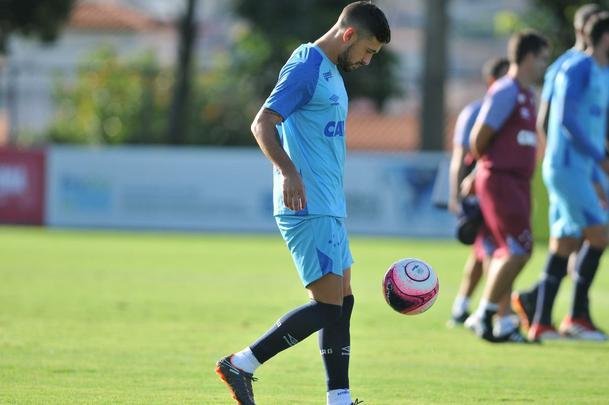 Jogadores do Cruzeiro durante treino desta sexta-feira na Toca da Raposa II