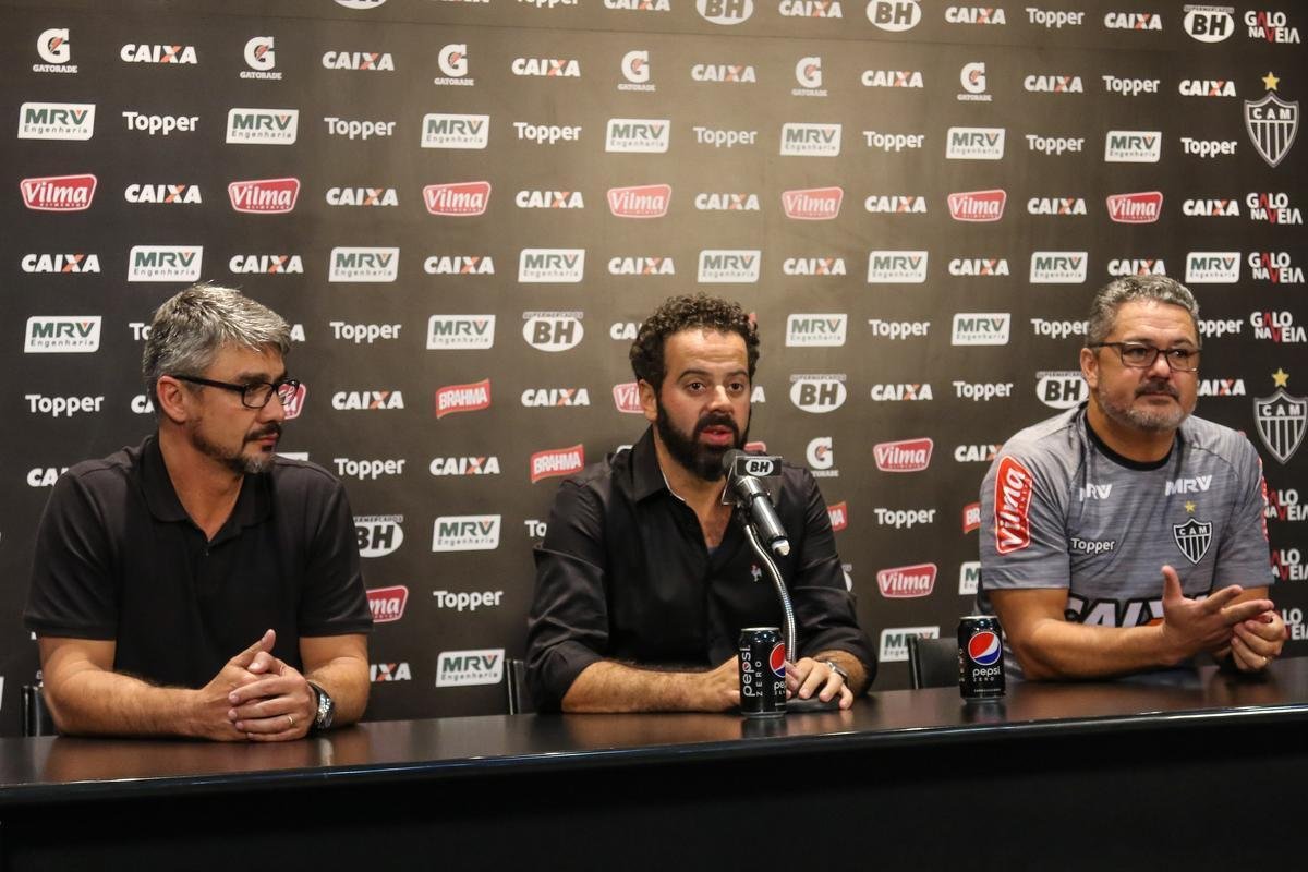 JULHO: a morte de Eduardo Maluf gerou mudanas no comando do Atltico. Em julho, o presidente Daniel Nepomuceno 'promoveu' Andr Figueiredo, ex-diretor de futebol da base alvinegra, ao cargo de superintendente do profissional. A passagem dele pelo cargo, entretanto, foi conturbada. O dirigente sofreu com protestos de torcedores e, em 24 de agosto, retornou  antiga funo. No lugar dele entrou Domnico Bhering, que deixou a direo de comunicao interinamente. Andr Figueiredo viria a ser demitido do Atltico em dezembro.