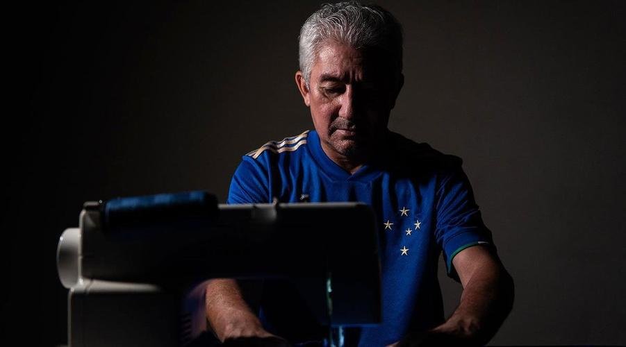 Ídolos exibiram detalhes da nova camisa do Cruzeiro, em homenagem ao centenário celeste. Na foto, o ex-lateral e capitão Nonato.