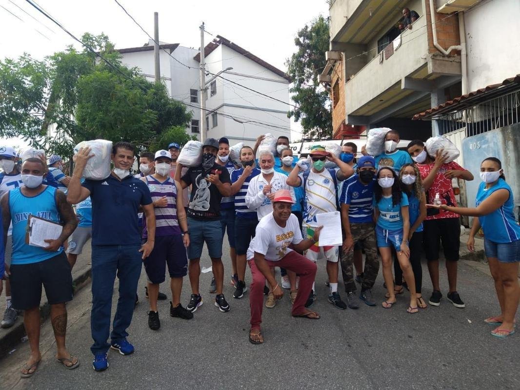 Cruzeiro distribuiu alimentos na Pedreira Prado Lopes