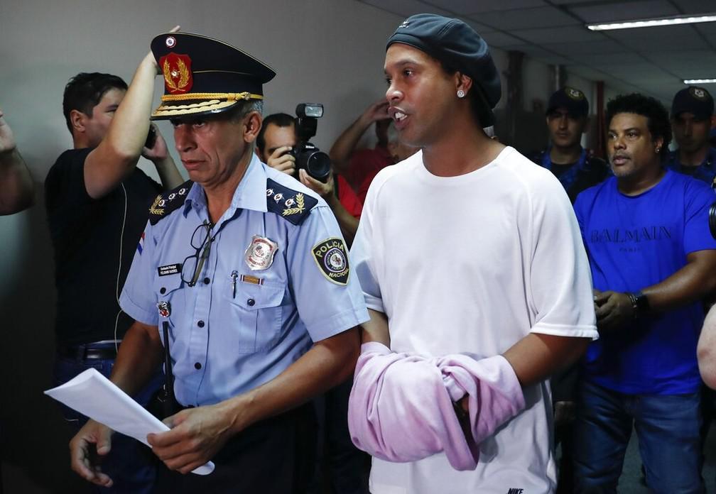 O ex-meia Ronaldinho Gacho e o irmo, o tambm ex-meia Assis, foram detidos no Paraguai, no incio de maro de 2020, aps entrarem no Paraguai com passaportes e documentos paraguaios adulterados. Eles foram liberados da priso domiciliar no dia 24 de agosto, mediante pagamento de multa de R$ 1,1 milho.