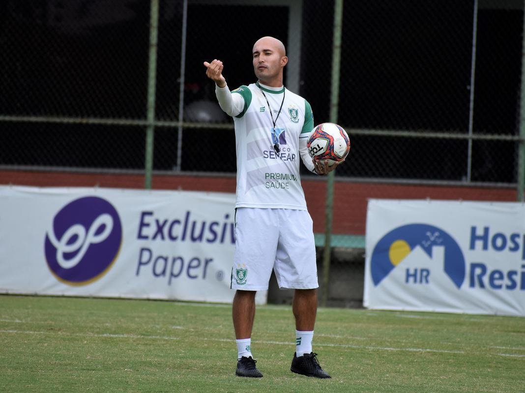 O Amrica segue com treinamentos intensivos voltados para a disputa do Campeonato Mineiro. No prximo sbado (27), o Coelho estreia no estadual diante do Boa Esporte, s 19h. A partida ser realizada no Independncia, em Belo Horizonte. A tendncia  que, neste primeiro compromisso, o tcnico Lisca utilize jogadores que tiveram menor minutagem na temporada 2020/21, alm de nomes promissores das categorias de base do clube.