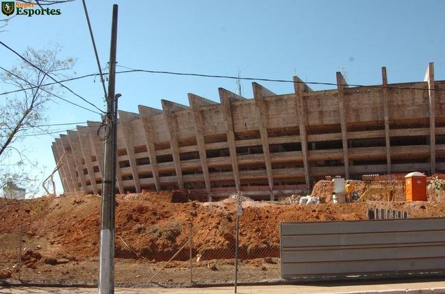 29/07/2011 - Avano no corte de rvores e demolio do velho estacionamento externo