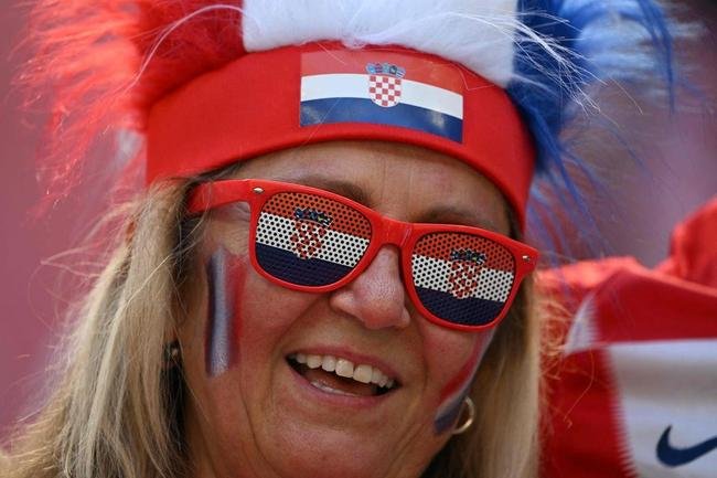 Torcedores de Marrocos e Crocia nas arquibancadas do Estdio Al-Bayt, em Al Khor 